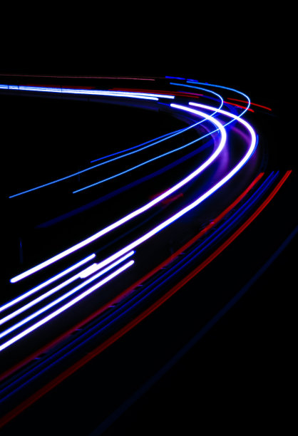 夜晚的车灯。长时间曝光图片下载