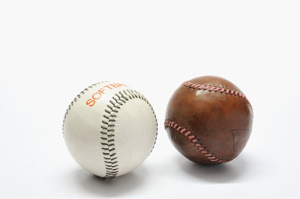 白色和棕色的大学棒球在白色的背景Kalyan图片下载