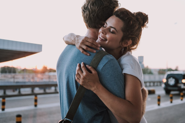一对美丽的年轻夫妇在街上拥抱图片下载