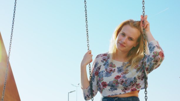 荡秋千的女郎图片下载