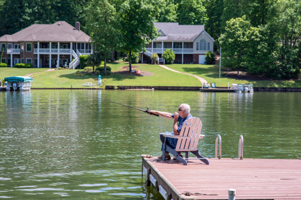一位老人在湖边钓鱼图片下载