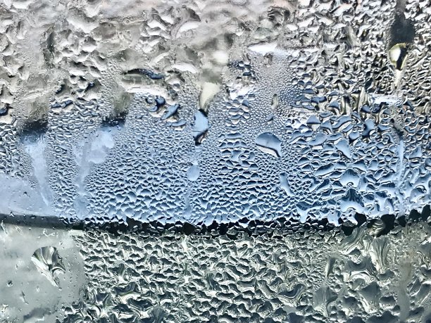 晶莹纯净的水滴图片下载