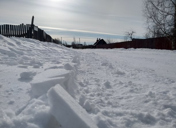 俄罗斯乡村冬天的早晨。蓝色的天空图片下载