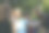 两名男子和两名女子在手机上观看视频，以绿色树叶为背景图片下载