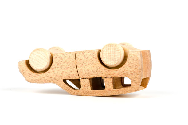 一辆普通的木制汽车——灵感模型——出了事故图片下载