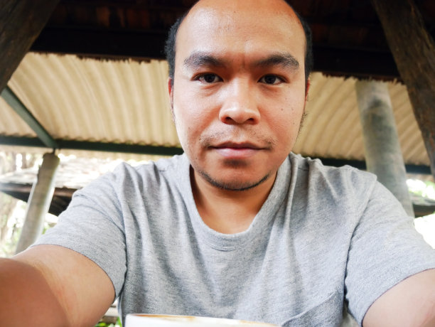 帅哥自拍特写。图片下载