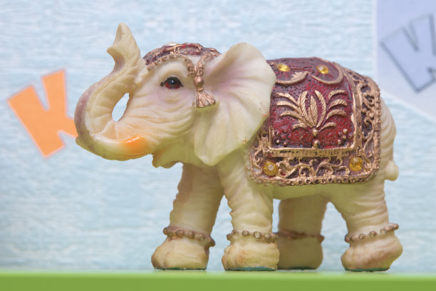装饰大象，在印度文化中普遍使用，用作纪念品。阿塞拜疆首都巴库市集上出售的漂亮的大象纪念品。图片下载