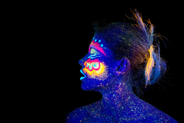 美丽的蓝色女人尖叫的侧面图片下载