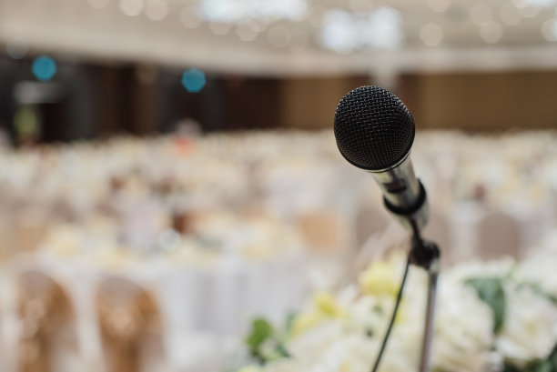 麦克风和散景背景，研讨会背景，会议背景。图片下载