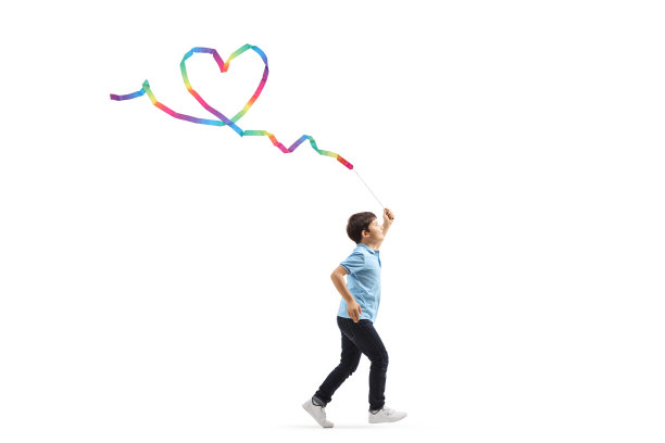 男孩带着有节奏的丝带，做一个心形图片下载