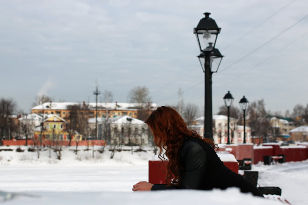 女路灯上下雪图片下载