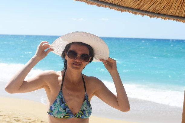 戴着帽子的女人喜欢去海滩图片下载