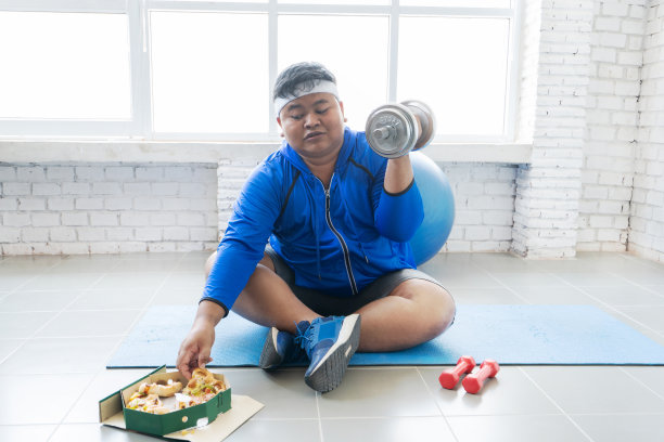 在家里锻炼他有一种想吃披萨的感觉。图片下载