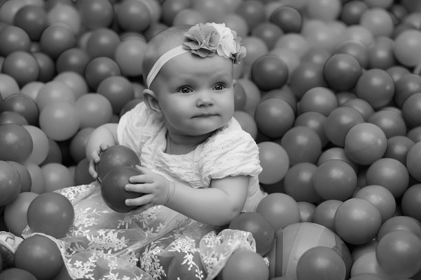 孩子在孩子的房间里。那孩子正坐在窗台上。快乐的孩子。图片下载