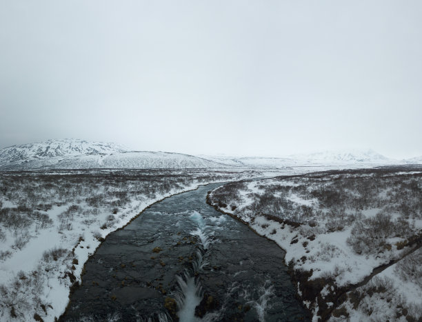 鸟瞰图的海湾瀑布与粉红色的黎明天空在冰岛/瀑布/全景视图/无人机摄影图片下载