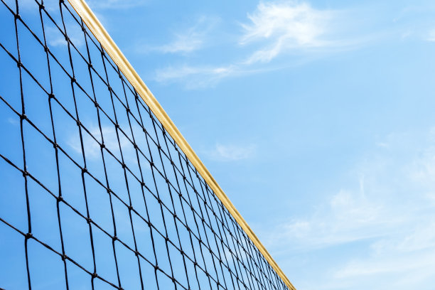 黄色的夏季游戏球背景沙滩排球或网球网对抗蓝天运动项目。copyspace。本空间图片下载