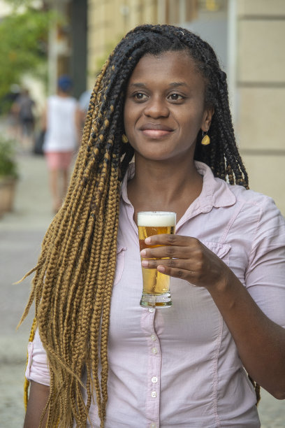 漂亮的黑人女人拿着啤酒杯图片下载