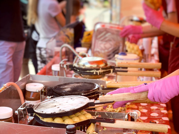近距离拍摄在一个食品摊制作气泡华夫饼图片下载