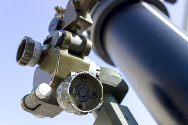 特写迫击炮。蓝色天空下的地雷投掷器。图片下载