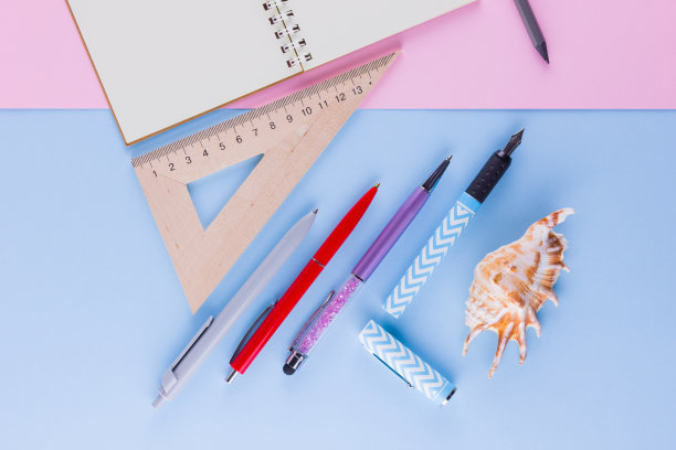 回到学校波普艺术的概念。粉蓝色背景的学校文具和贝壳。钢笔，铅笔和gon在柔和的背景。前视图。本空间图片下载