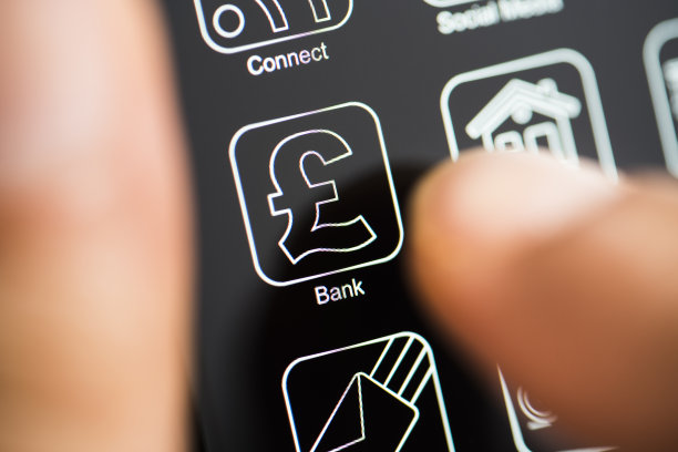 银行应用程序在黑暗模式手机屏幕图片下载