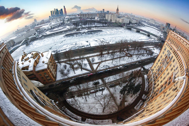 鸟瞰图的老弧形建筑在莫斯科市中心和冻结莫斯科河在冬天的黄昏图片下载