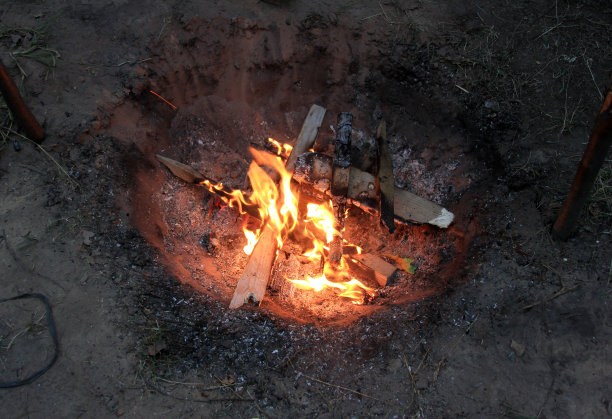 晚上在露营的森林里燃起篝火图片下载