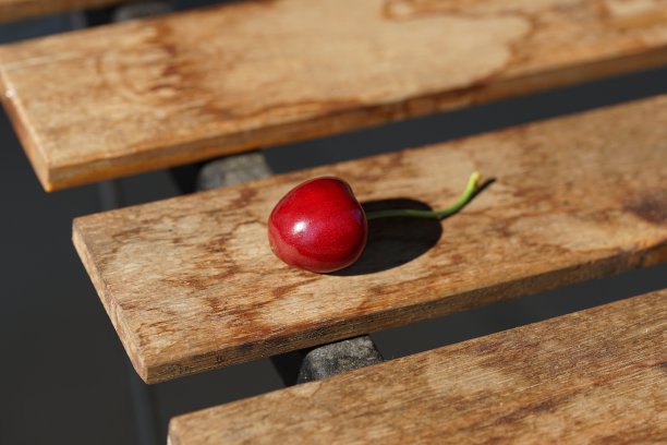 木桌上放樱桃图片下载