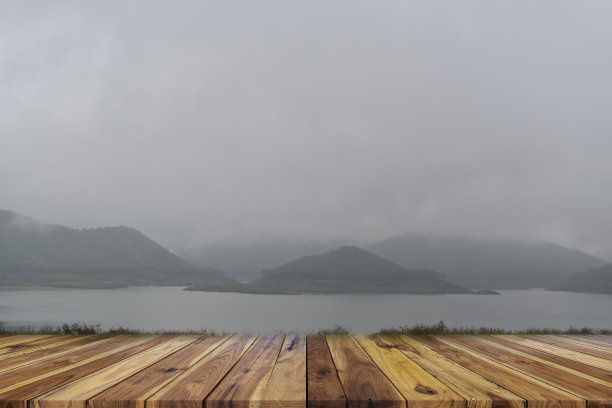 透视图上的空木质地板上的大坝和山区景观的背景。用于产品陈列或设计布局。图片下载