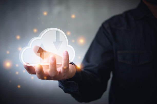 男人手里拿着图标云计算网络和数据信息。云计算与技术概念。图片下载