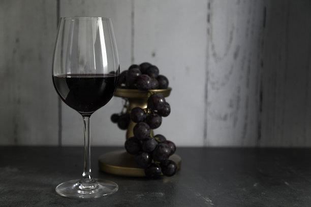 一杯红酒和一串红葡萄图片下载