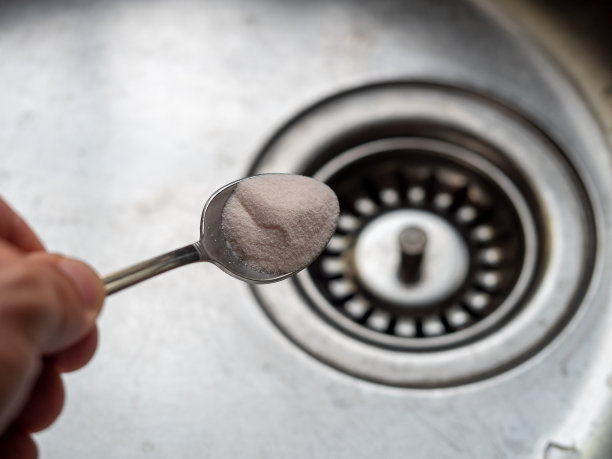 小苏打被用来疏通家里的排水系统。图片下载