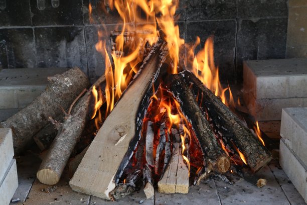 火，火焰和烧火的柴火图片下载