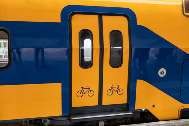 列车在荷兰铁路站台关闭图片下载