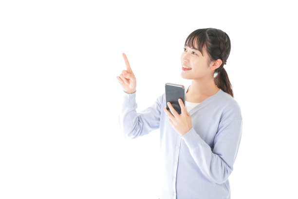 年轻女子在智能手机上使用物联网设备图片下载