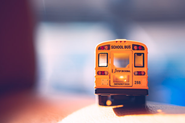 微型黄色校车的背面图片下载