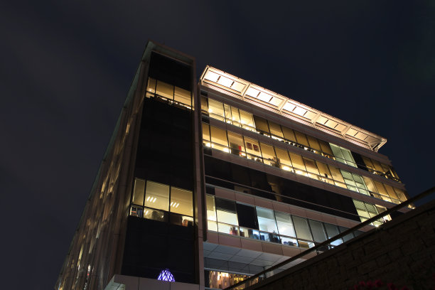 现代玻璃办公楼夜景图片下载