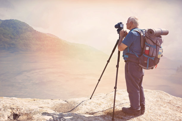 一位老人在山顶徒步旅行。图片下载