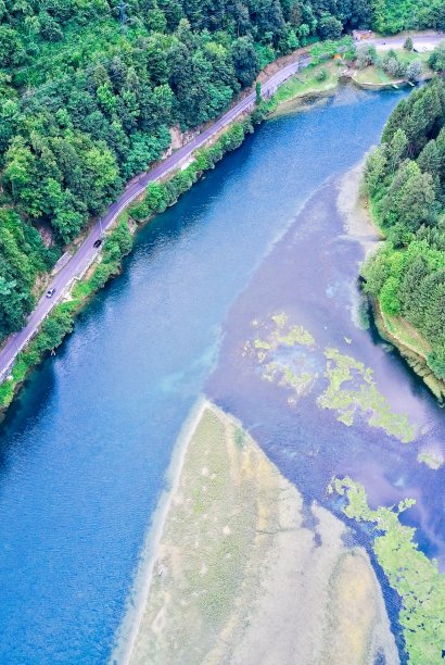 山里的一条河分叉了。中间是一个沙岛。图片下载