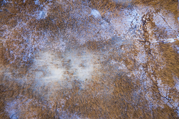 冰冻湖泊鸟瞰图。冬天的风景。无人机在冬季仙境上空拍摄的风景照片。图片下载