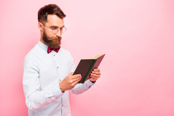 聪明聪明勤奋的天才科学家的侧面侧面照片手持打开的纸材料在手孤立的蜡笔背景图片下载