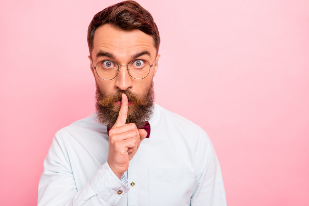 特写照片的奇怪震惊可疑与大盯着眼睛的家伙持有食指近嘴孤立蜡笔背景复制空间图片下载