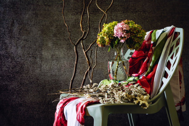 放在花瓶里的绣球花，还有白色的花。布，红色的花躺在椅子上。照片背景花风格复古。图片下载