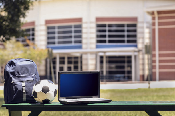 教育对象在学校前面的空长凳上。图片下载