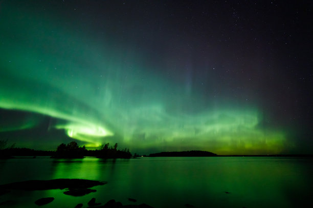 湖面上美丽的北极光图片下载