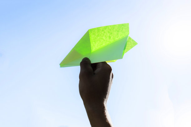 7、捧着纸飞机放暑假，理念成功图片下载