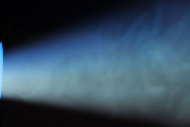 卢的光线从投影仪中穿过烟雾图片下载