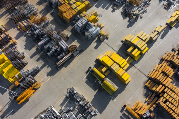 仓库鸟瞰图。建筑材料从工业城区上方。前视图。无人机拍摄的照片。图片下载