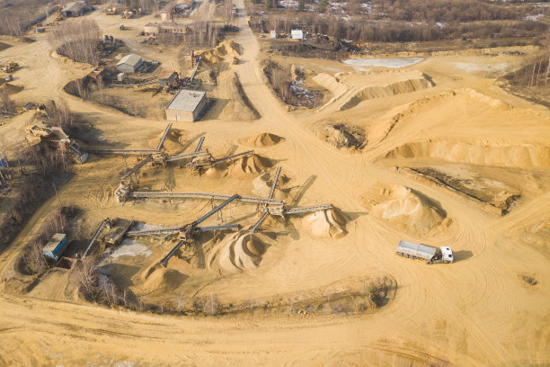 沙坑鸟瞰图及为建筑工业生产砂料的工厂。工业场所俯视图。无人机拍摄的照片。图片下载