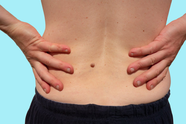 中年男子背部有乳头瘤。皮肤和美容保健形象。皮肤病的危险性概念。诊所老化变化检查图片下载